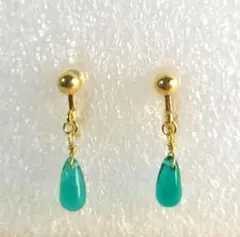 【再販】♥️エメラルドグリーンのチェコドロップシンプルピアス♪　ハンドメイド