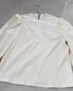 アイボリー刺繍入り長袖シャツ