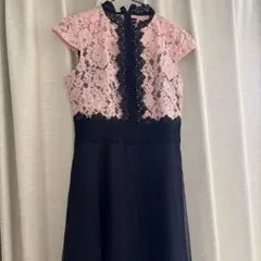 ピンクと黒のレースドレス