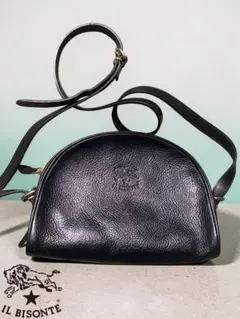 未使用級 ILBISONTE ハーフムーン デカロゴ エンボス ショルダーバッグ