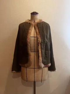 オリーブ色ショート丈ムートンコート