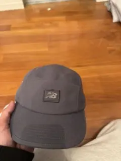 New Balance グレー キャップ ロゴ付きのサムネイル