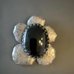 花型ブローチ 黒い石　シルバー色