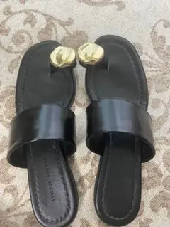 ATELIER BRUGGE メタルモチーフトングサンダル