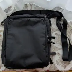ace. ブラック ショルダーバッグ