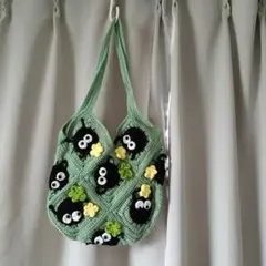 黒いキャラクター刺繍のトートバッグ