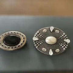 黒とシルバーのブローチセット2点