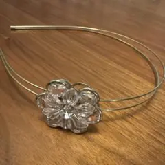 花モチーフ ゴールド ヘアバンド
