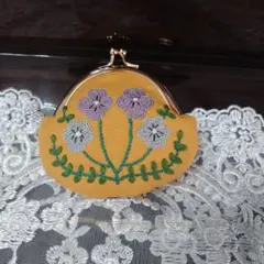 .*・゜マスタード色の刺繍がま口.゜・*.