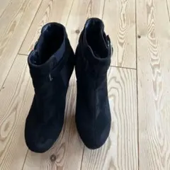 黒 スエード ブーティ 高ヒール バックル付き