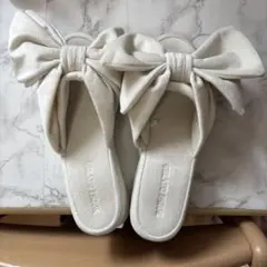 リボン付きアイボリー色スリッパ