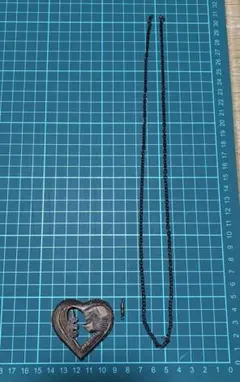 アイヌ　木彫りペンダント