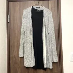 グレーとホワイトのロングカーディガンとブラックドレスのセット