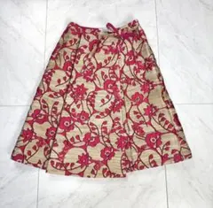 美品 近年 VALENTINO 刺繍 総柄 膝丈 ラップ スカート 36のサムネイル