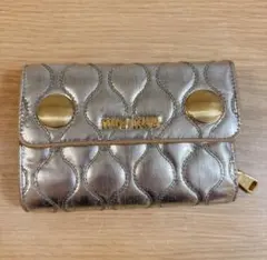 ミュウミュウ　miumiu 三つ折り財布　シルバー　ゴールドボタンのサムネイル