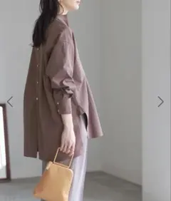 ADAM ET ROPÉ FEMME バックオープンバンドカラーシャツ