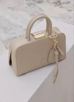 スムースフォルムチャームハンドルバッグ ベージュ - メルカリ