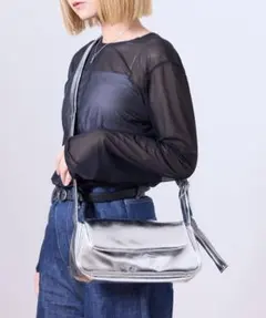【新品・未使用】メタリックシルバー フラップ ショルダーバッグ トレンド