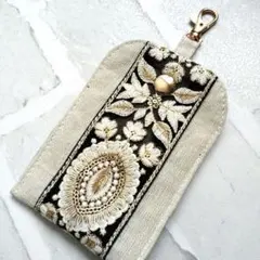 インド刺繍リボンのミニポーチ　ブラック×ゴールド