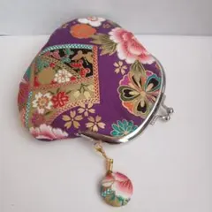 ハンドメイドの口金ポーチ、和柄、紫地、お花柄、同柄くるみボタン付き