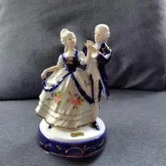 磁器の置物 ピアノを弾く女性  Münchenロイヤル・ミュンヘン 磁器の置物 ピアノを弾く女性 Royal Münchenロイヤル・ミュンヘン