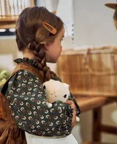 pour enfant　レトロ花柄フリルネックブラウス