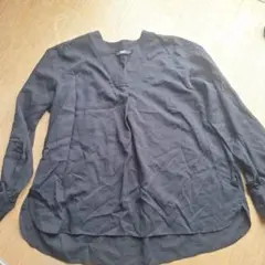 UNIQLO 黒 Vネック 長袖シャツ