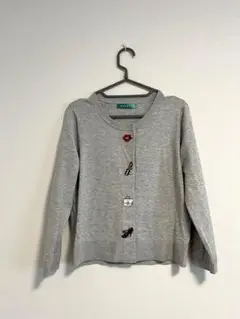 刺繍付きグレー長袖ニットセーター