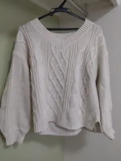 【週末限定値下げ】ハニーズCILZA クリーム色 ケーブル編みニット Vネック