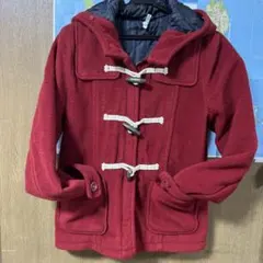 赤いフード付きダッフルコート