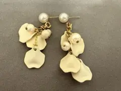 アイボリー 花びらモチーフ パール　コットンパール　　アシンメトリー　ピアス