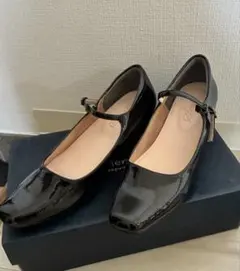 ブラックストラップフラットシューズ