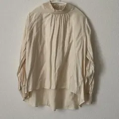 アイボリー フリルスタンドカラーシャツ