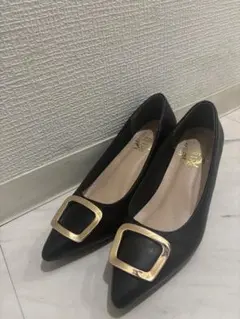 【美品】ロイヤルパーティ ポインテッドトゥ パンプス ブラック ゴールドバックルのサムネイル