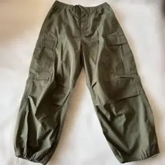 GU スーパーワイドカーゴパンツ オリーブ色　即購入ありです。
