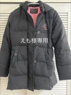 フード付き黒ダウンコート