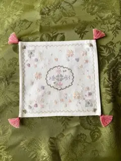 刺繍小物　表、裏の両面使い、テーブルに置いて　トレーに　使い方はいろいろ