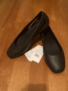 新品 Crocs フラットシューズ 黒 24cmタグ付き新品のサムネイル