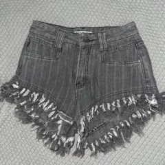 フリンジ付きグレーデニムショートパンツ