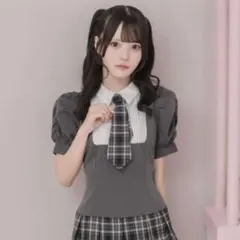 pium ネクタイ付きバイカラープリーツワンピース チャコール×ブラック