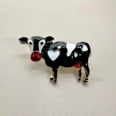 【ブローチ】赤いお鼻とハート模様の牛さん ＊ 黒×白