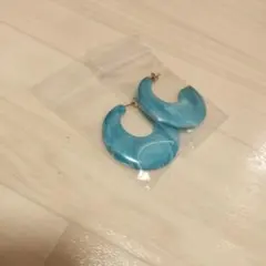 水色 半月型 フープピアス