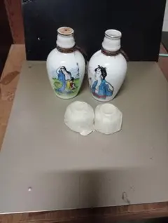 伝統的な陶器製徳利と酒杯セット