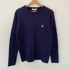 新品 【ユーエスポロアッスン】ケーブルニット セーター (M) 刺繍 ネイビーのサムネイル