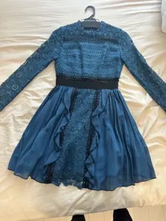 青いレースパーティードレス