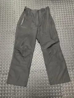 黒のアウトドアパンツ