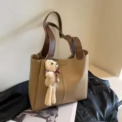 ベージュ合成皮革ショルダーバッグ