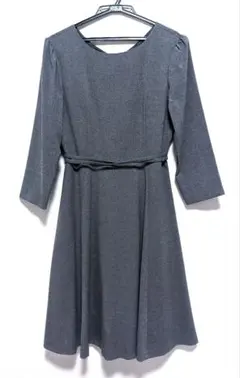 ダークグレーのワンピース