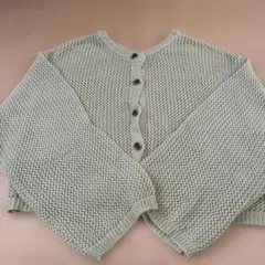 淡いグリーン ニットカーディガン ボタン付き