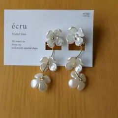 écru 花モチーフ イヤリング ニッケルフリー